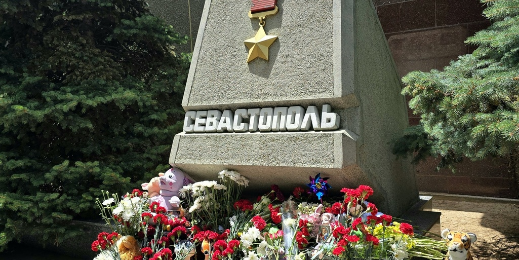 Возложение цветов к мемориалу Севастополя на Аллее городов-героев