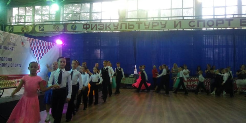 Открытый Кубок Главы Ленинского муниципального образования по танцевальному спорту провели в Севастополе.