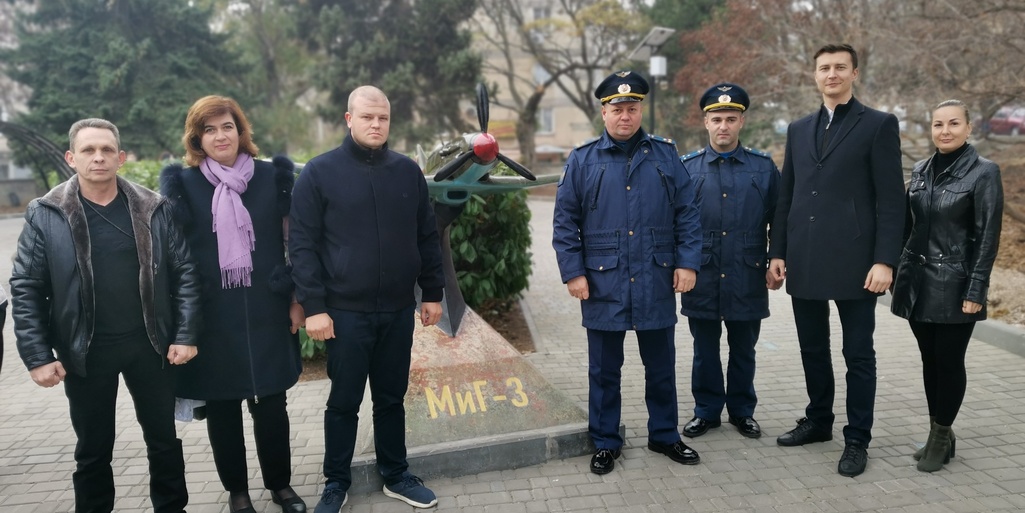 Сегодня, 19 ноября, прошла высадка зеленых насаждений  в сквере им. Героя Советского союза Ефграфа Михайловича Рыжова.