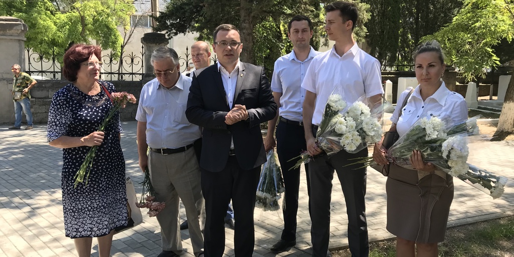 Возложение цветов на кладбище Коммунаров