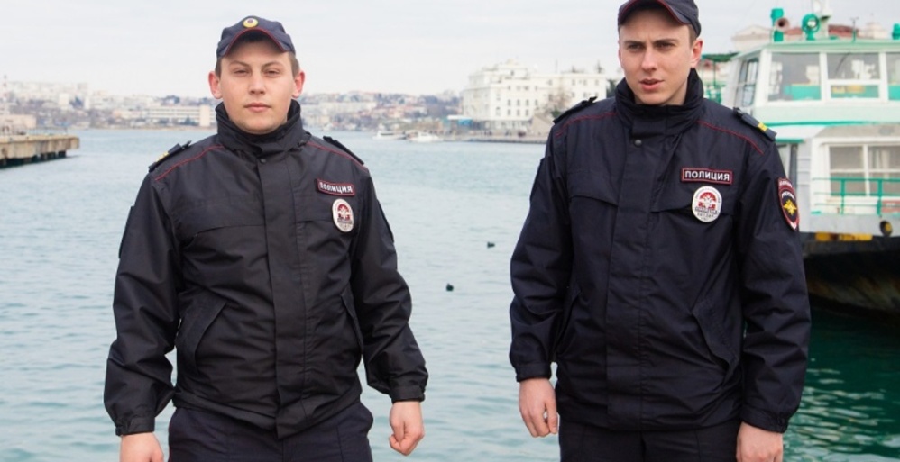 Севастопольские полицейские спасли тонувшего в море мужчину