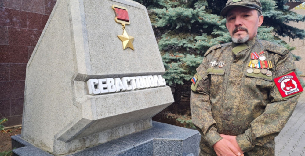 Еженедельно в торжественной обстановке и на передовой заслуженные награды получают те, кто проявил лучшие мужские качества: храбрость, отвагу и мужество.