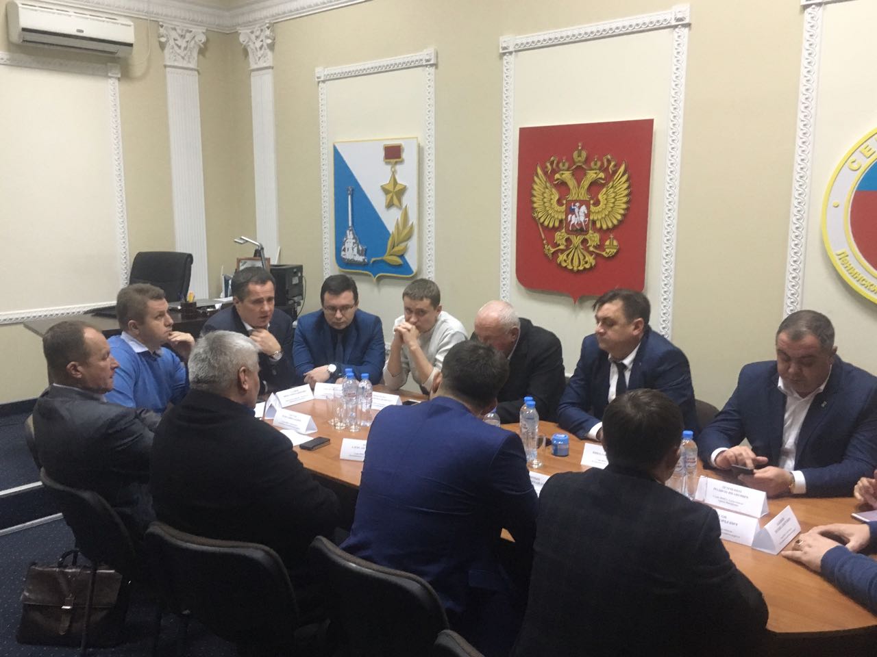 В конференц-зале Ленинского муниципального округа состоялось совещание по вопросам передачи муниципальным образованиям Севастополя четырех дополнительных государственных полномочий