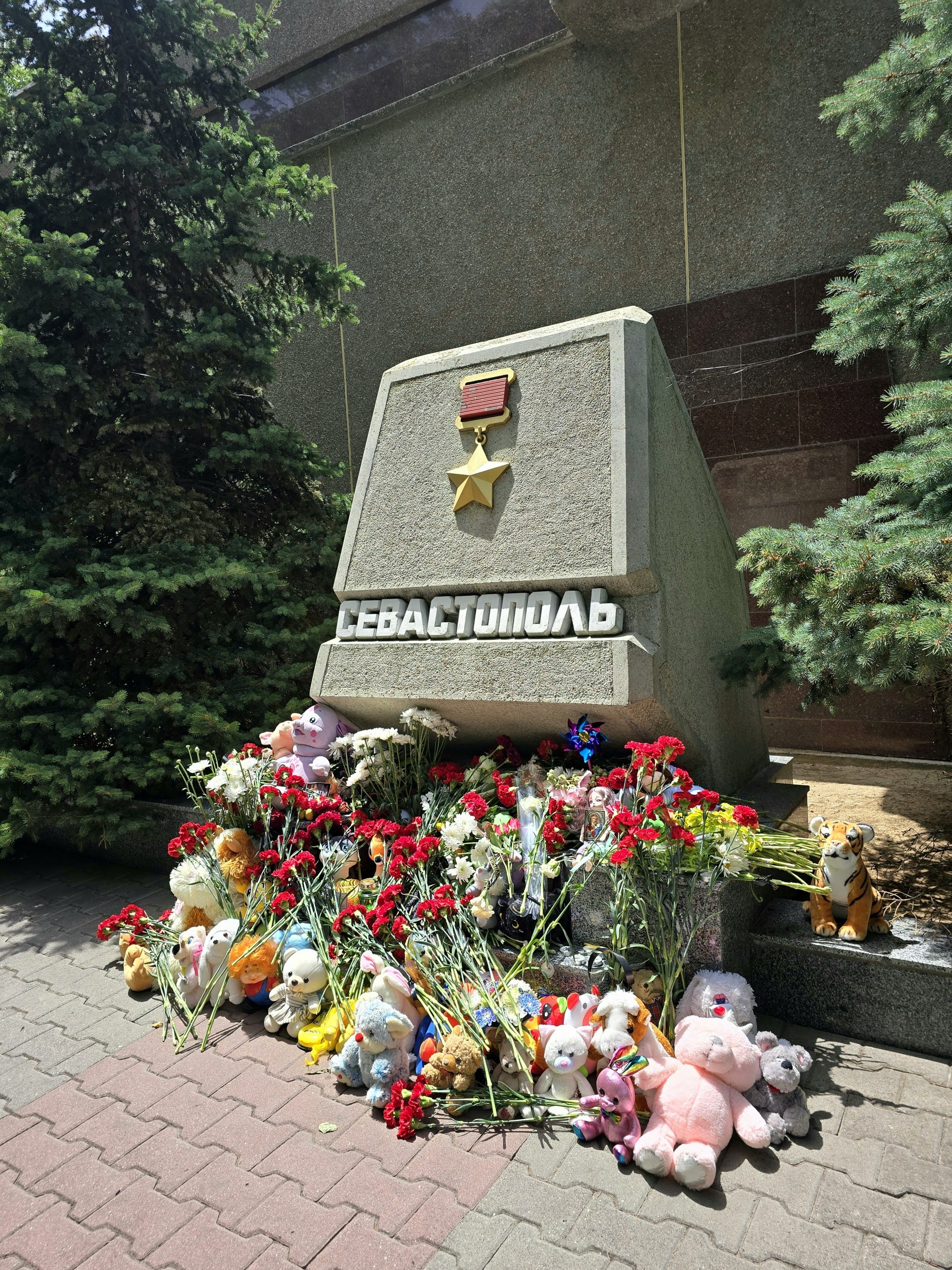 Возложение цветов к мемориалу Севастополя на Аллее городов-героев в память о жертвах чудовищного теракта 