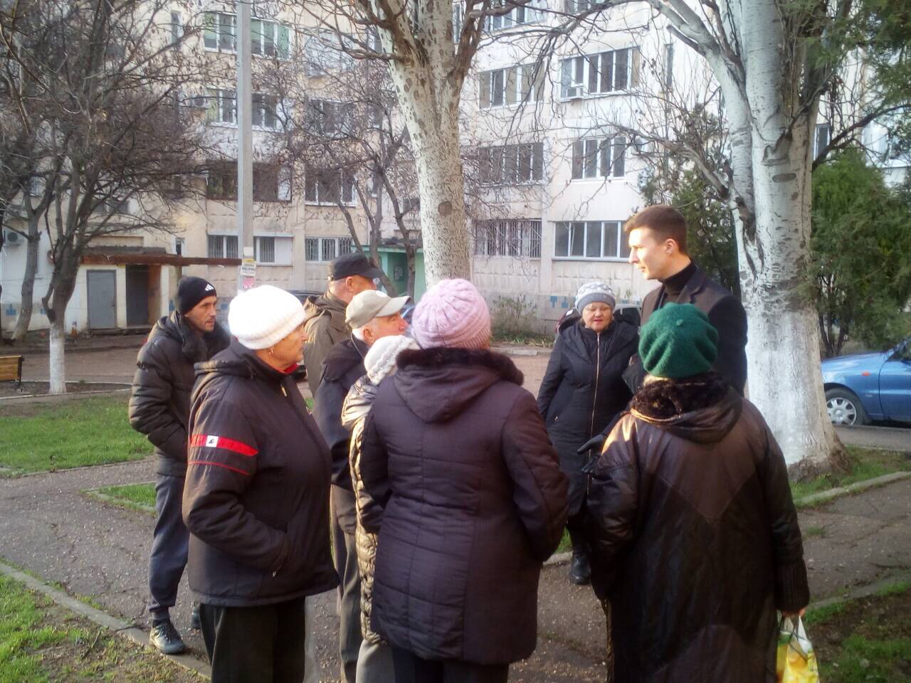 20 декабря 2017 года во дворе дома №240 по проспекту Генерала Острякова состоялась встреча с жителями.