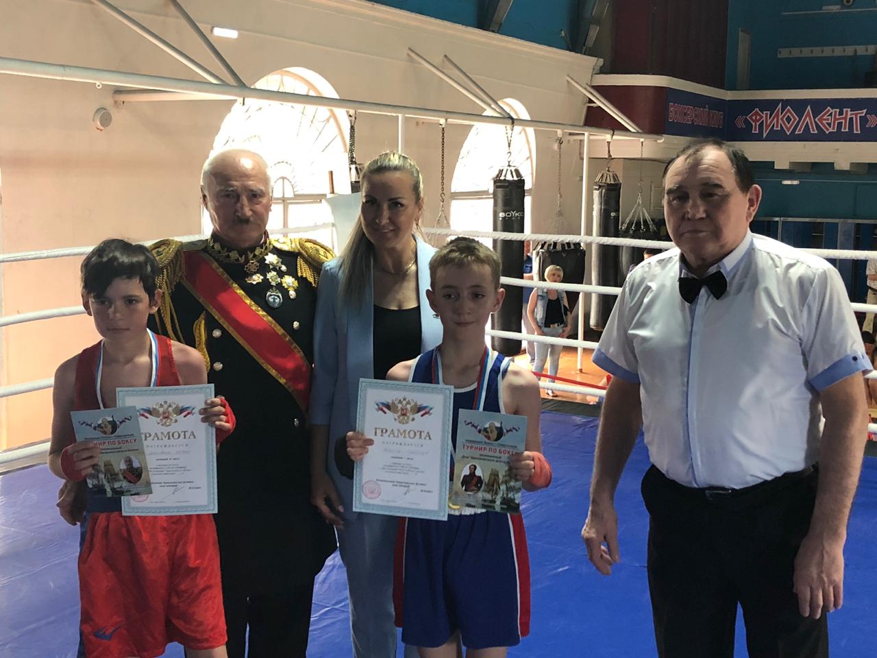 В Ленинском районе состоялся турнир по боксу среди воспитанников детских спортивных школ в честь годовщины Черноморского флота
