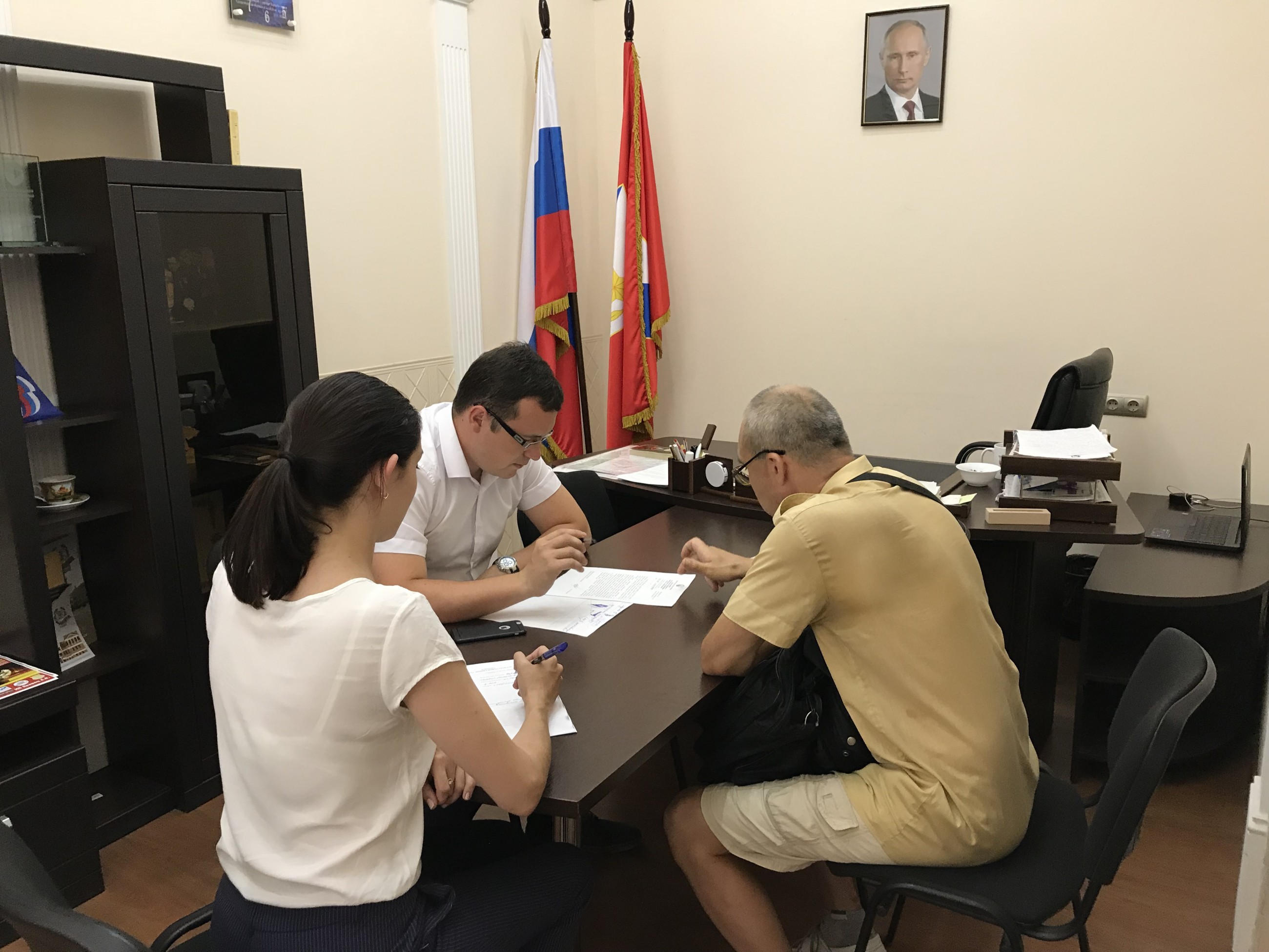 Глава Ленинского муниципального округа провел прием граждан