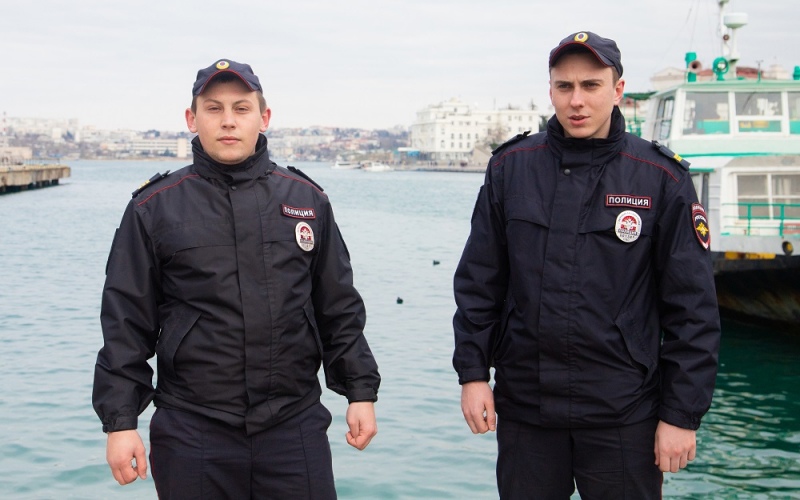 Севастопольские полицейские спасли тонувшего в море мужчину