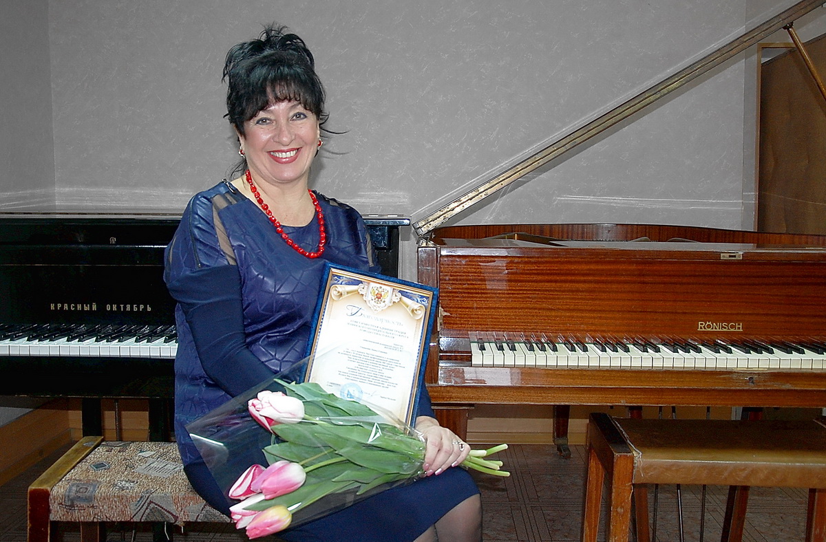 Поздравления директору Севастопольской музыкальной школе №8 Жиляевой Ларисе Юрьевне